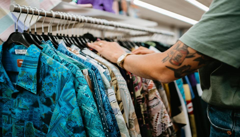 Dame qui fait du shopping